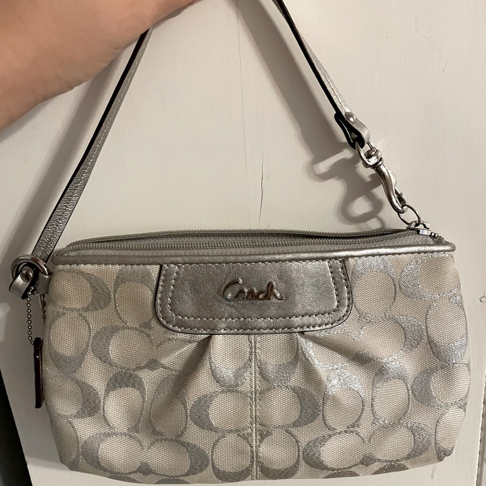 🌹🌹Large Coach wristlet